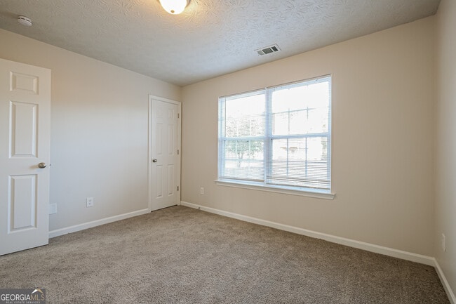 Building Photo - 2000 Redwood Trace