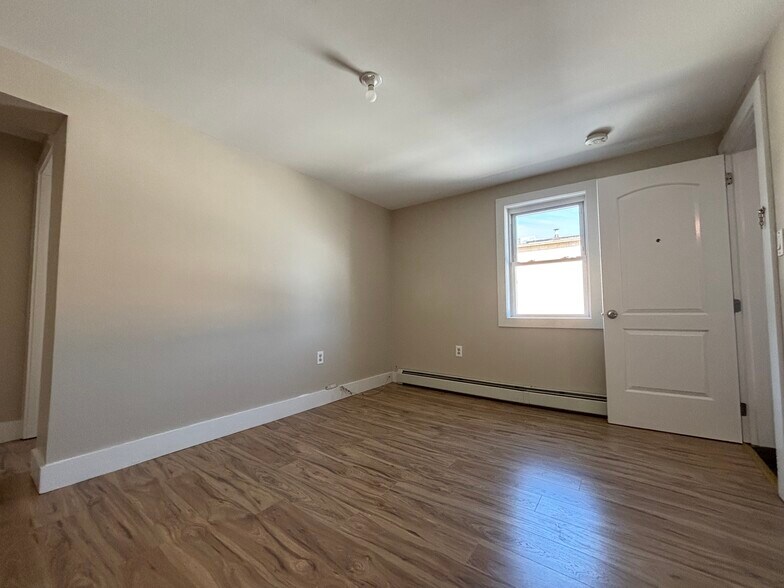 Building Photo - 355 River Dr