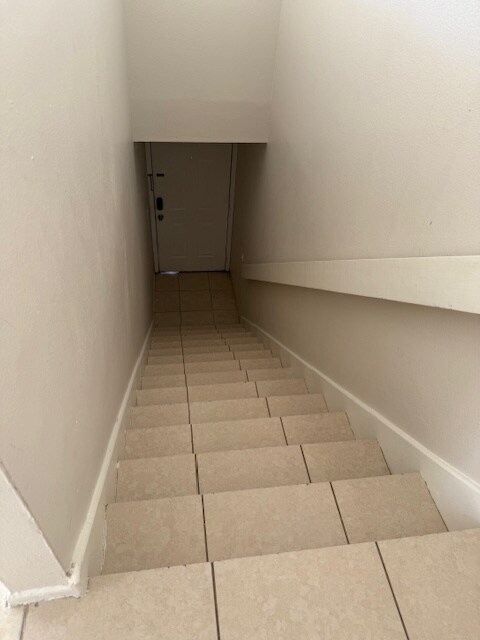 Building Photo - 153 Santa Clara Dr