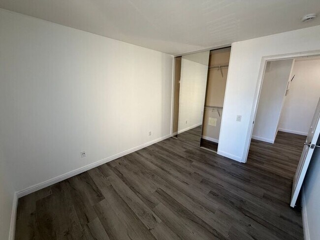 Building Photo - 5402 Balboa Arms Dr