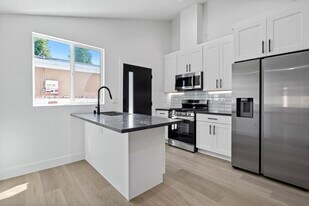 Building Photo - 7906 Oakdale Ave