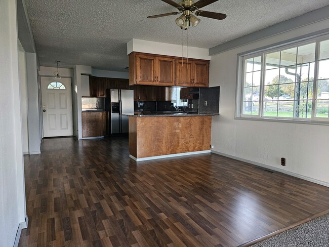 Building Photo - 920 W Edison Ave