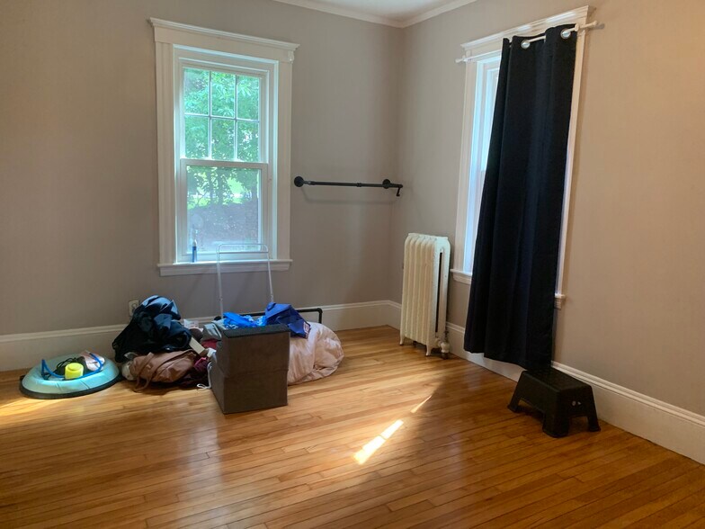 Building Photo - 212 Maplewood St
