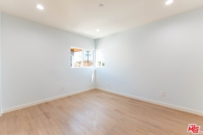Building Photo - 756 N Ridgewood Pl