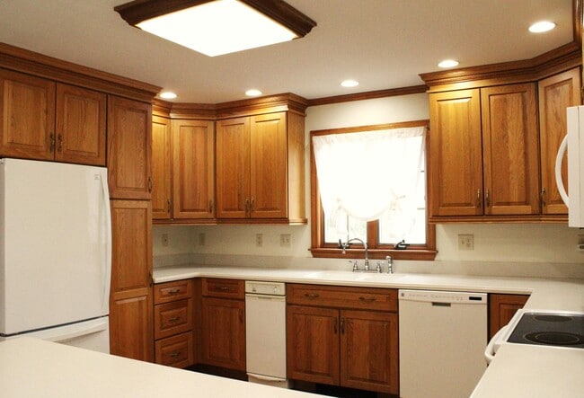 Building Photo - 1878 Riverside Dr