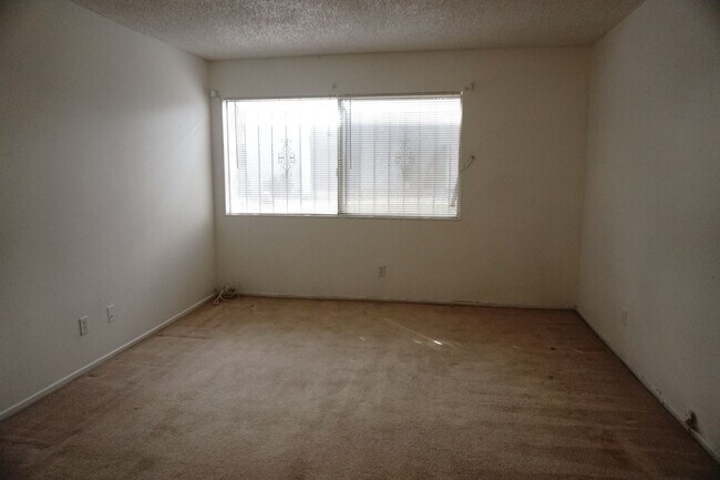 Building Photo - 1405 Vegas Valley Dr