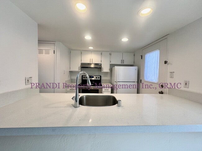 Building Photo - Updated Towhome with Washer/Dryer, Near Pa...