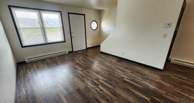 Building Photo - 2 Bedroom Duplex for Rent, Near South Midd...