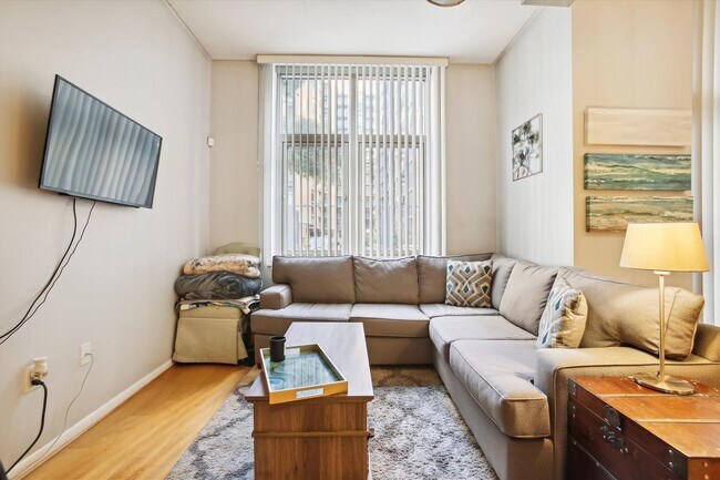 Building Photo - Incredible 1BR/1BA Condo Blocks from the Metro Vibrant Mount Vernon Triangle!