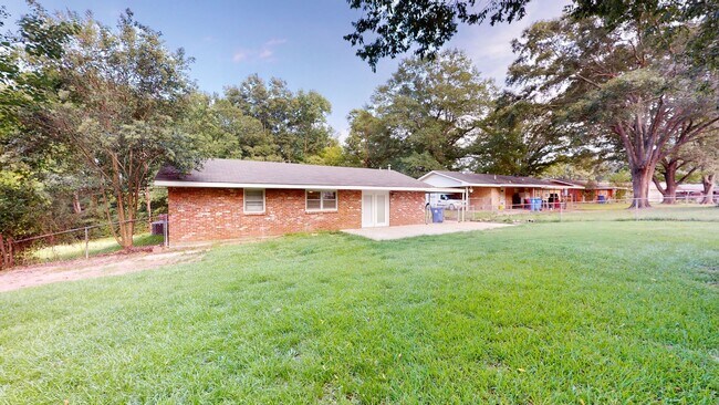 Building Photo - Precious updated 3 bed/1bath located in Oakleigh Heights