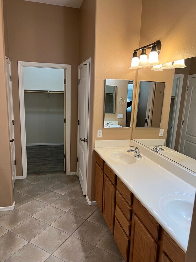 Building Photo - 25 S Quinn Cir