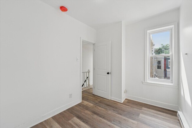 Building Photo - 3 Bedroom House Newly Renovated