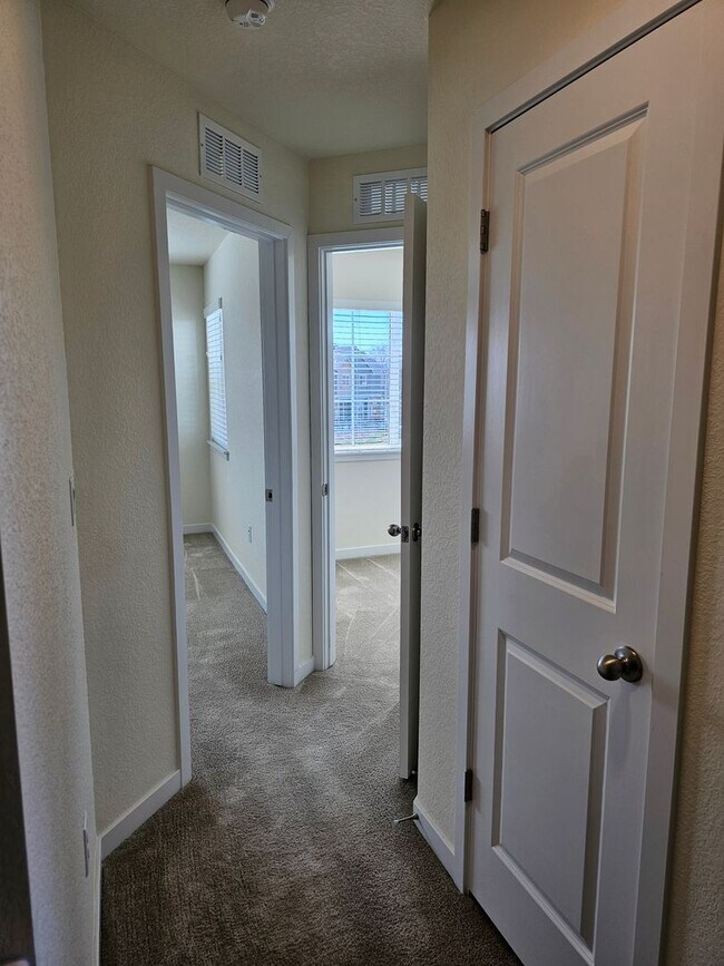 Building Photo - Like new 2Bed, 2.5 Bath with Den/Office To...