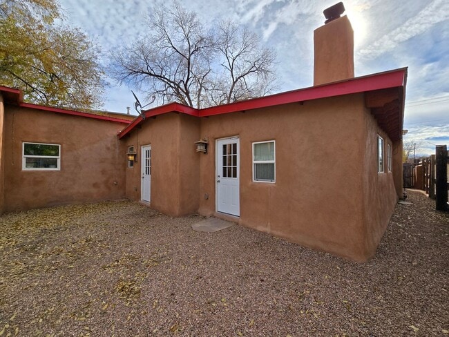 Building Photo - 941 Agua Fria St