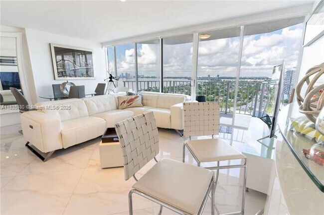 Building Photo - 7601 E Treasure Dr