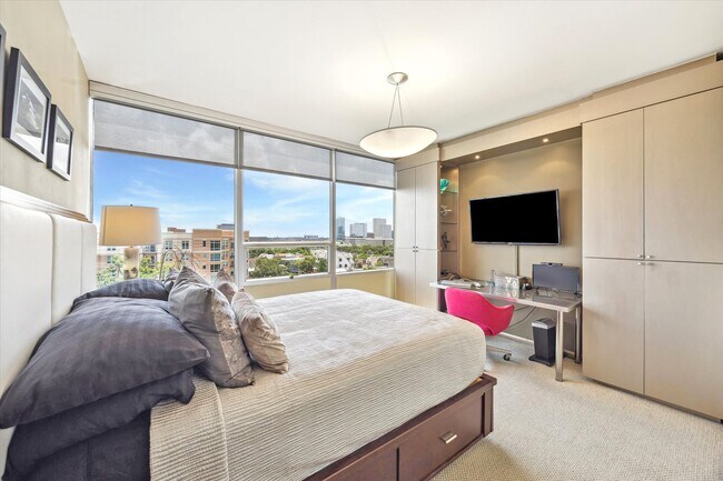 Building Photo - 2701 Westheimer Rd