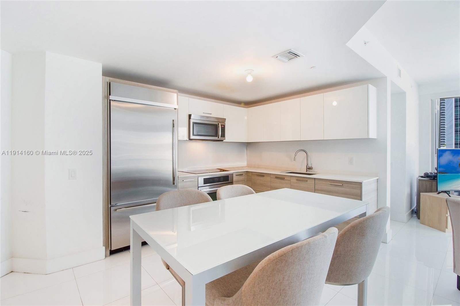 Building Photo - 1300 Brickell Bay Dr