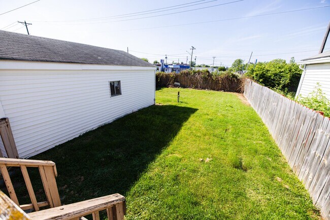 Building Photo - 306 W Crawford Ave