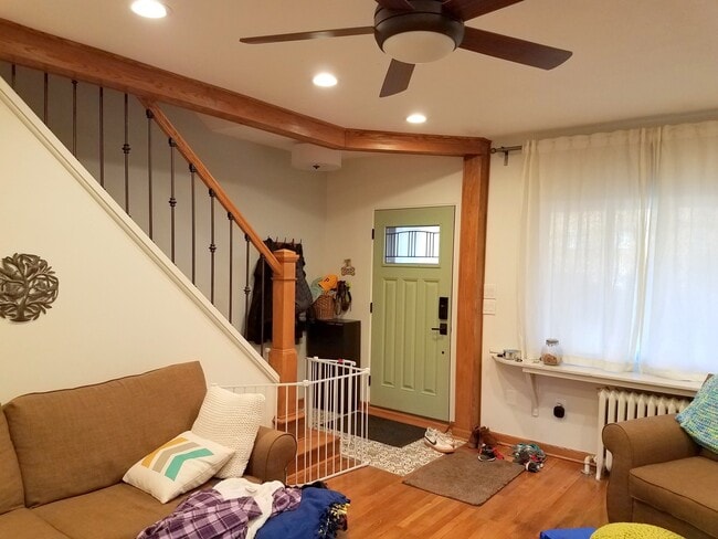 Building Photo - 3 Bedroom, 2 Bathroom in Squirrel Hill- Hardwood Floors and Stainless Appliances