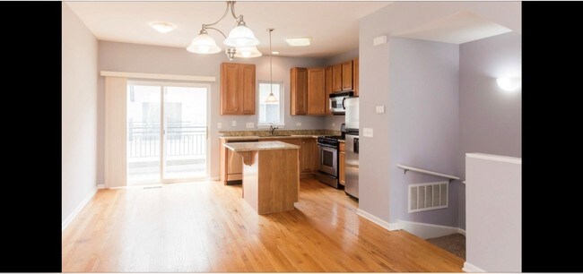 Building Photo - 3224 N Kilbourn Ave