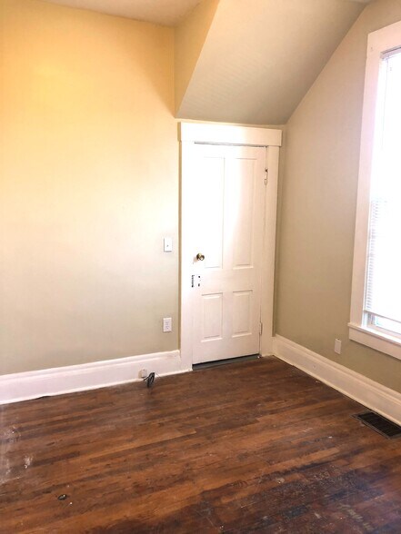 Building Photo - 256 W Sugartree St