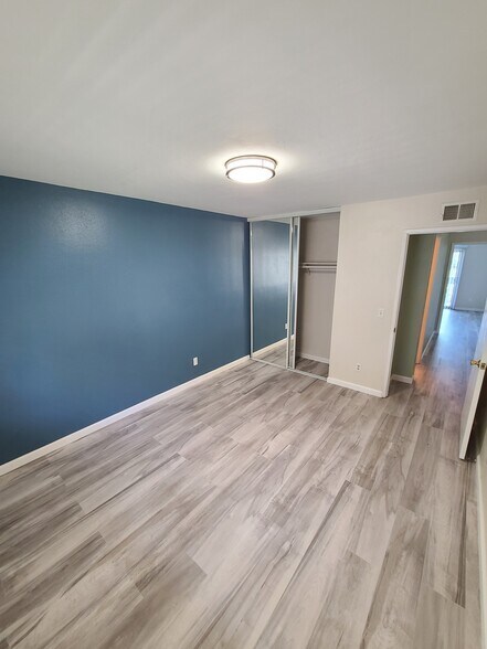 Guest room - 3954 60th St