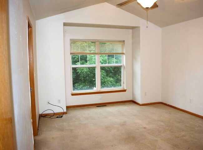 Building Photo - Large Iowa City Townhouse