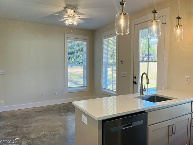 Building Photo - 100 Gardenia Ln