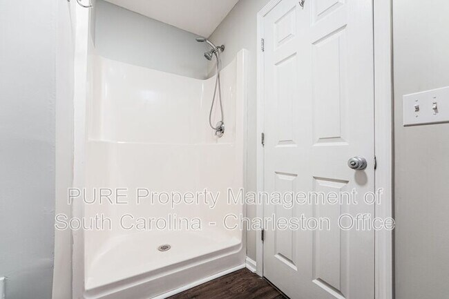 Building Photo - 7840 Park Gate Dr