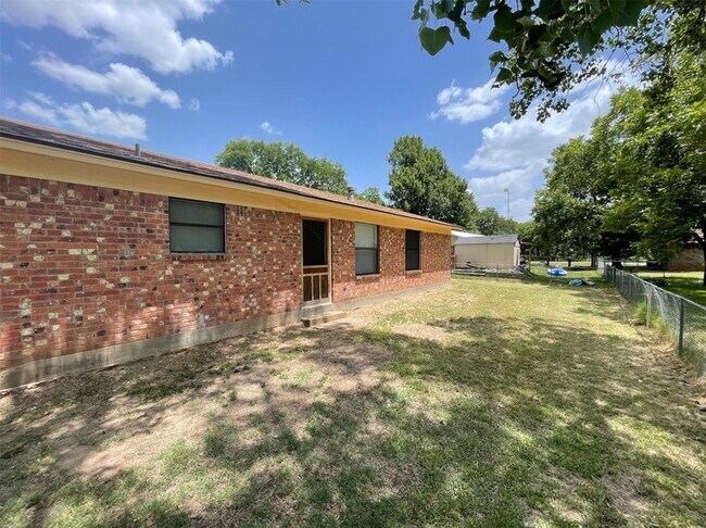 Building Photo - 204 Cedar Ln