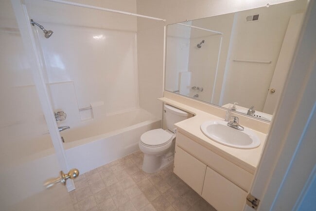 Building Photo - COMING SOON! Cozy 1-Bedroom Condo in Canyo...