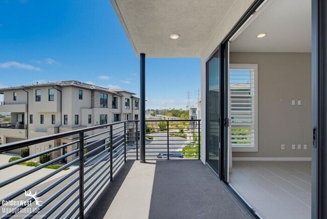 Building Photo - Modern and Stylish 2Bdm 2.5Ba Home in the Civita Community of Mission Valley!