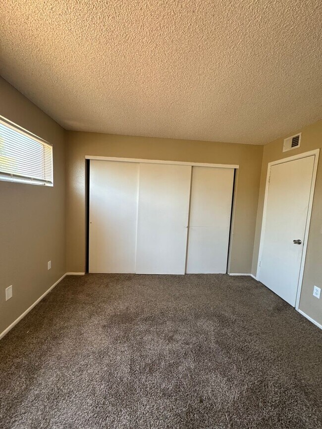 Building Photo - 2 BEDROOM UNIT IN CACTUS FLATS IN GLENDALE