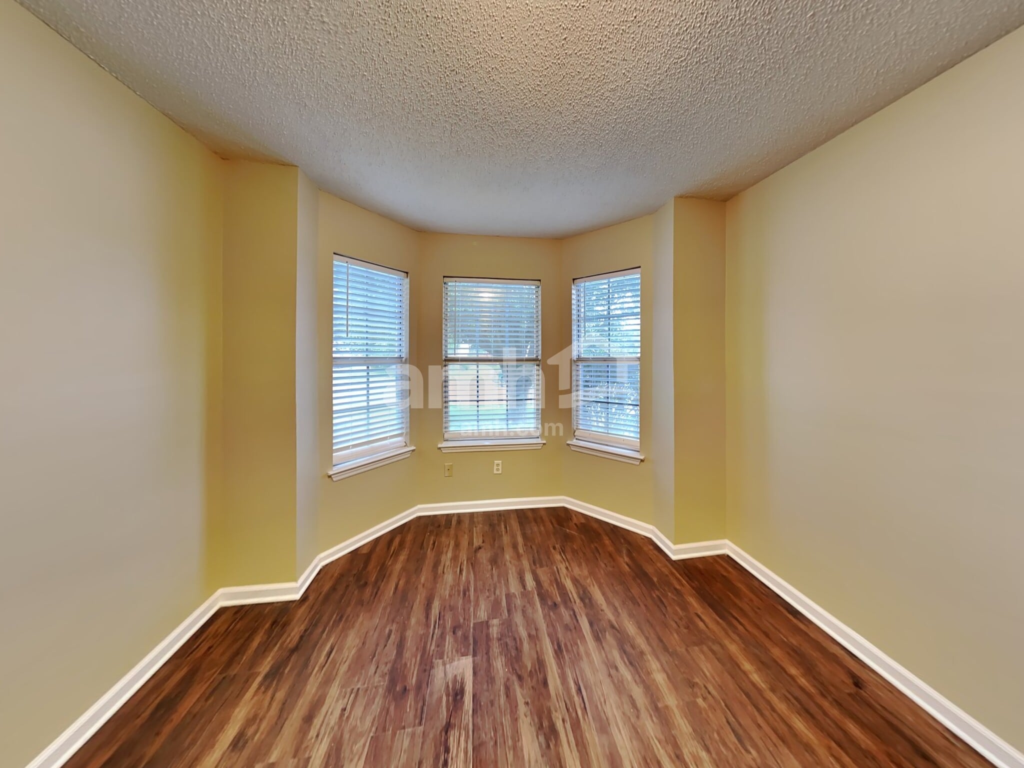 Building Photo - 2027 Waterford Dr