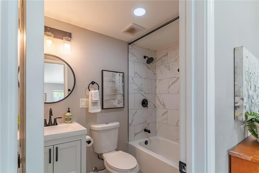 Bath - 1649 Crestview Ave