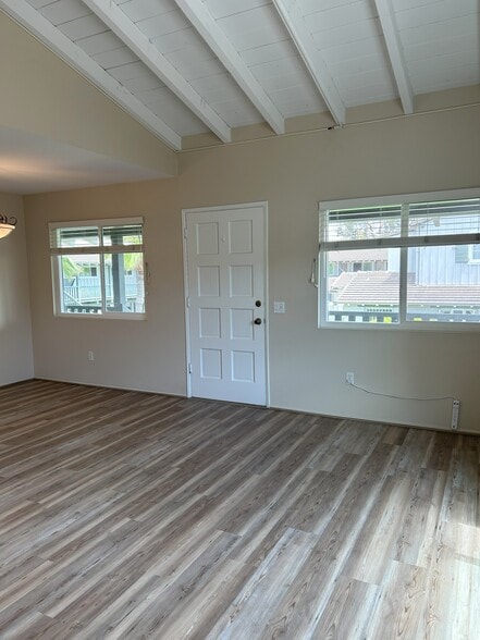 Living area - 3080 Lincoln St