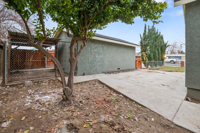 Building Photo - 1825 Letts Ave