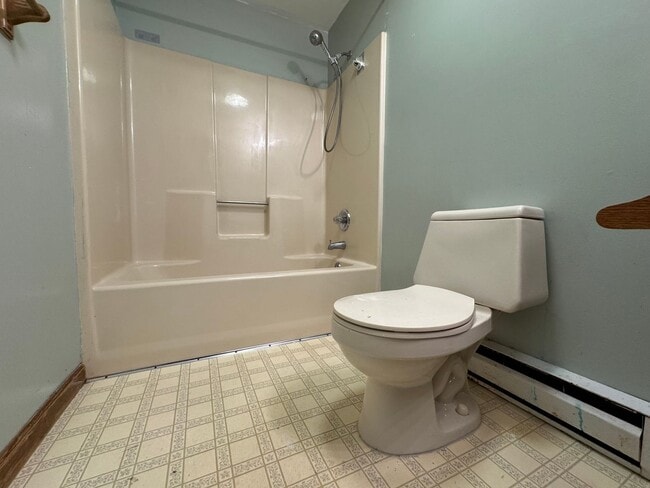 Building Photo - Woburn Townhouse| 2 Bed 1.5 Bath| Availabl...