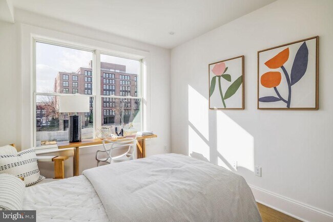 Building Photo - 2460 Ontario Rd NW