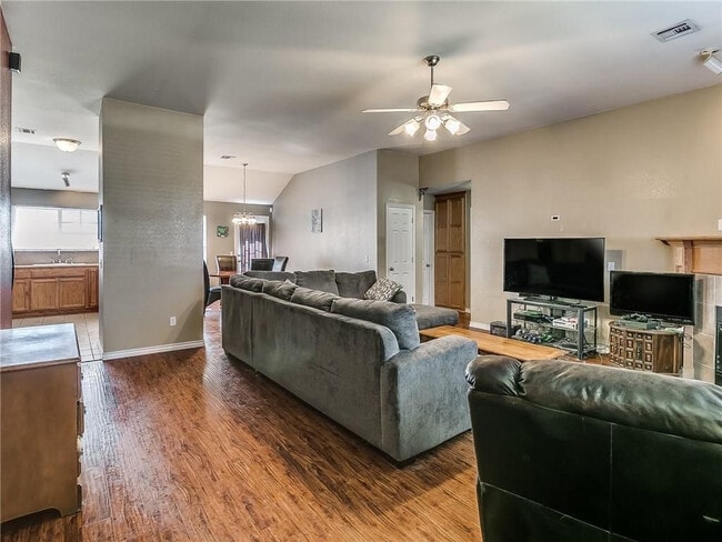 Building Photo - 8000 Woodhue Dr