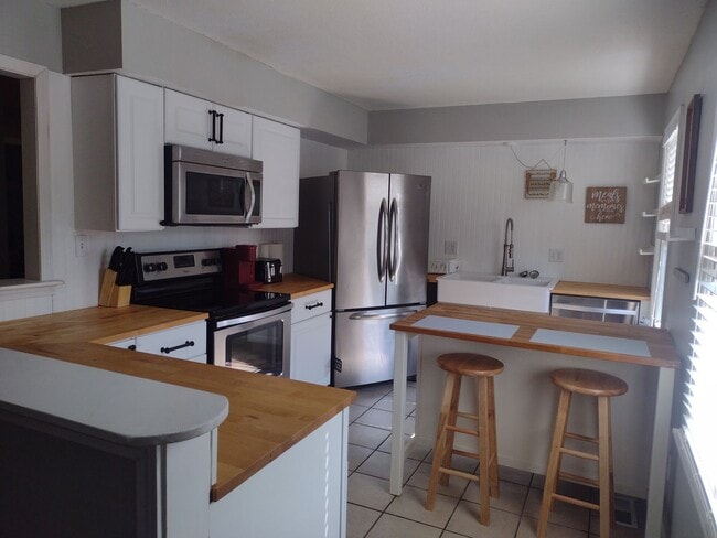 Building Photo - Beautifully renovated 4 bed 5 bath condo with a private back yard