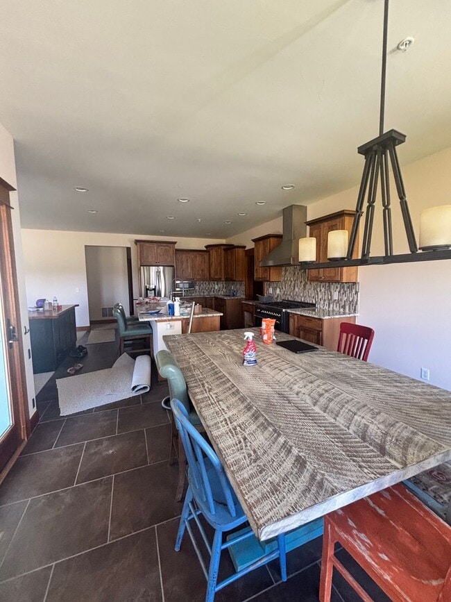 Building Photo - Beautiful 4B/3B home on acreage with mountain views