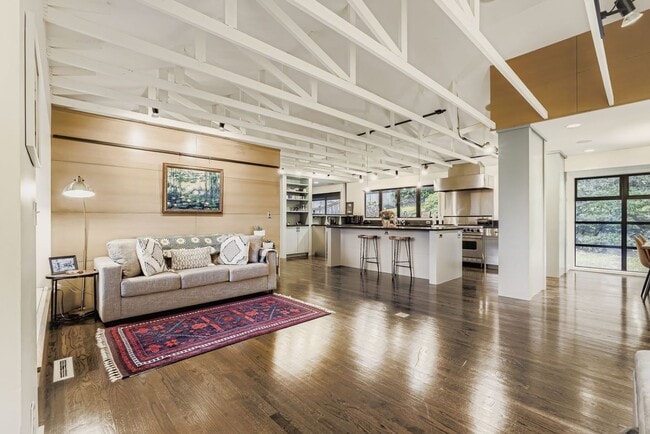 Building Photo - Medina Home