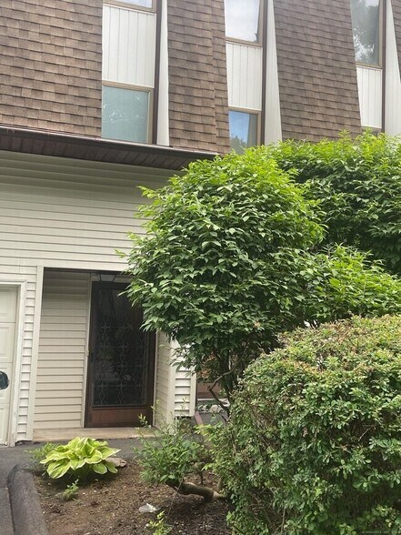 Building Photo - 426 Farmington Ave