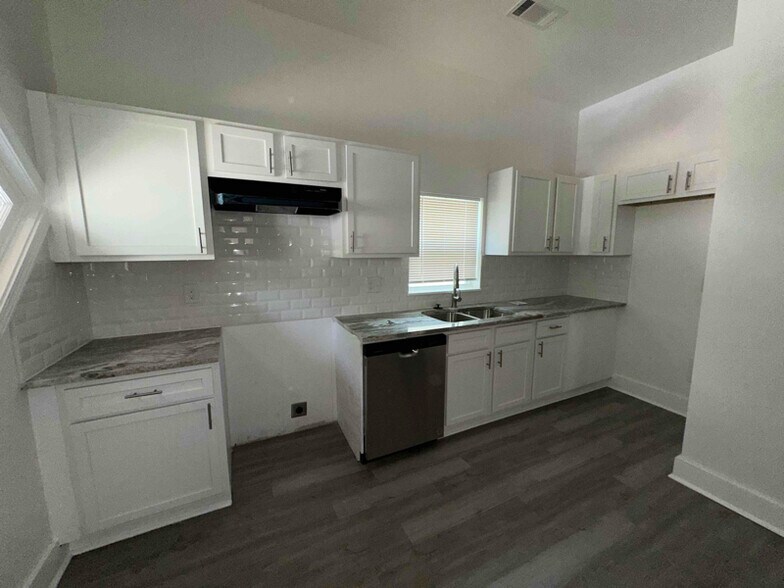 Building Photo - 939 Seattle St