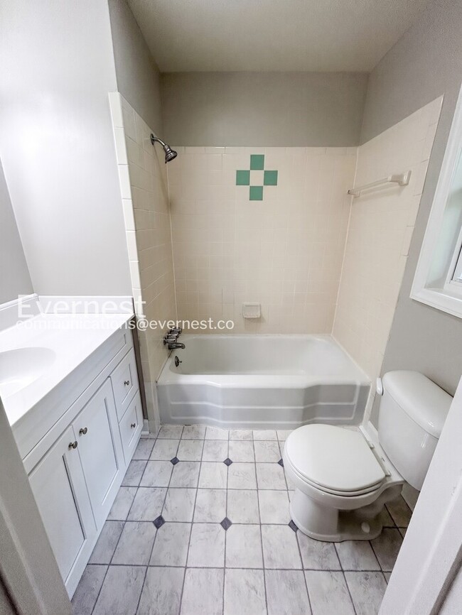 Building Photo - 112 Tabor St