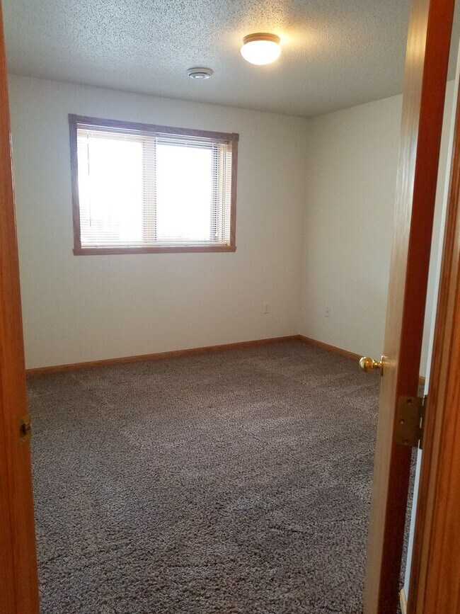 Building Photo - Comfortable 3-Bedroom with Garage & Fenced Yard