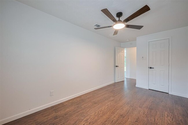 Building Photo - 2112 Walnut Ln