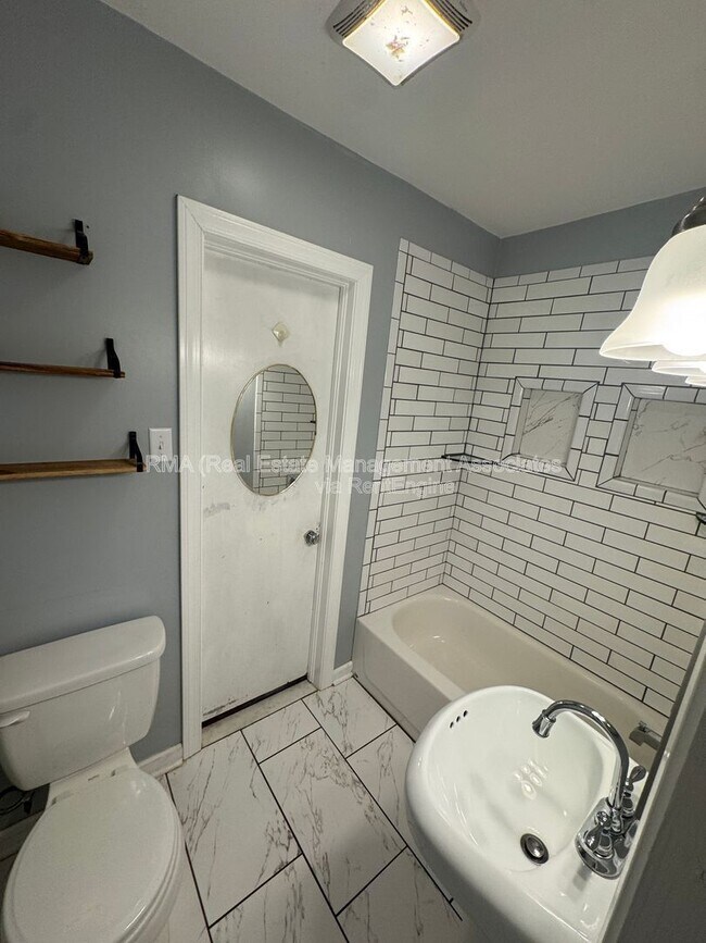 Building Photo - 1122 Maple Dr