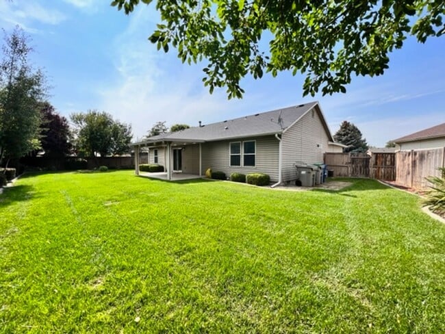 Building Photo - 13037 W Peachleaf Ct
